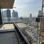 מעקות זכוכית